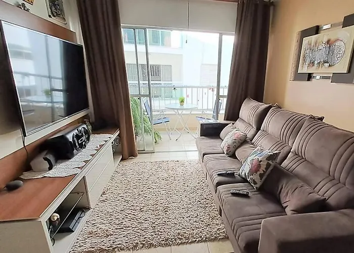 Apto em Guarujá com Aréa aconchegante privativa com churrasqueira